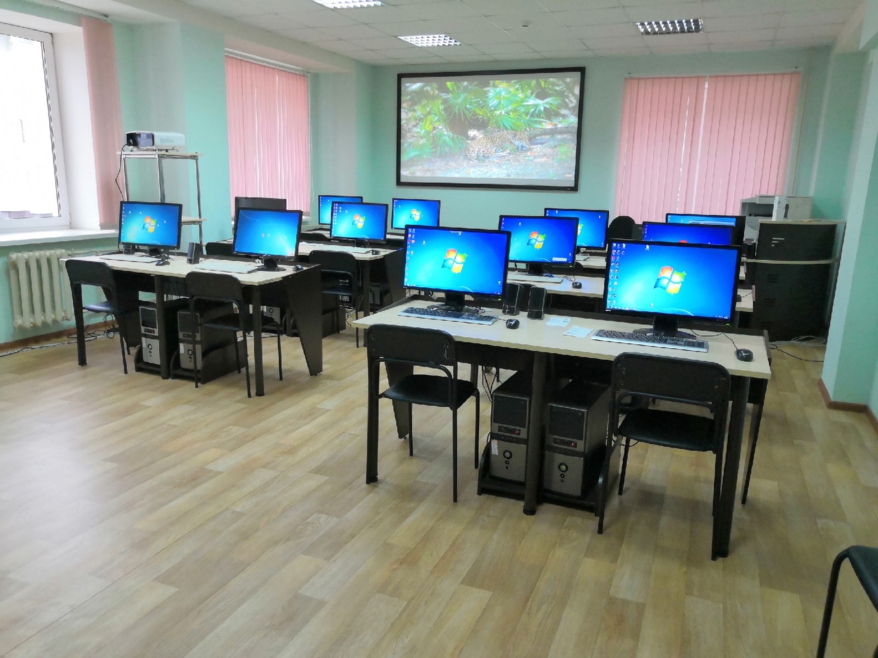 Каб 303. Компьютерный зал. Компьютерный зал в библиотеке. Компьютерный зал в Махачкале. Компьютерный зал в Кызыле.